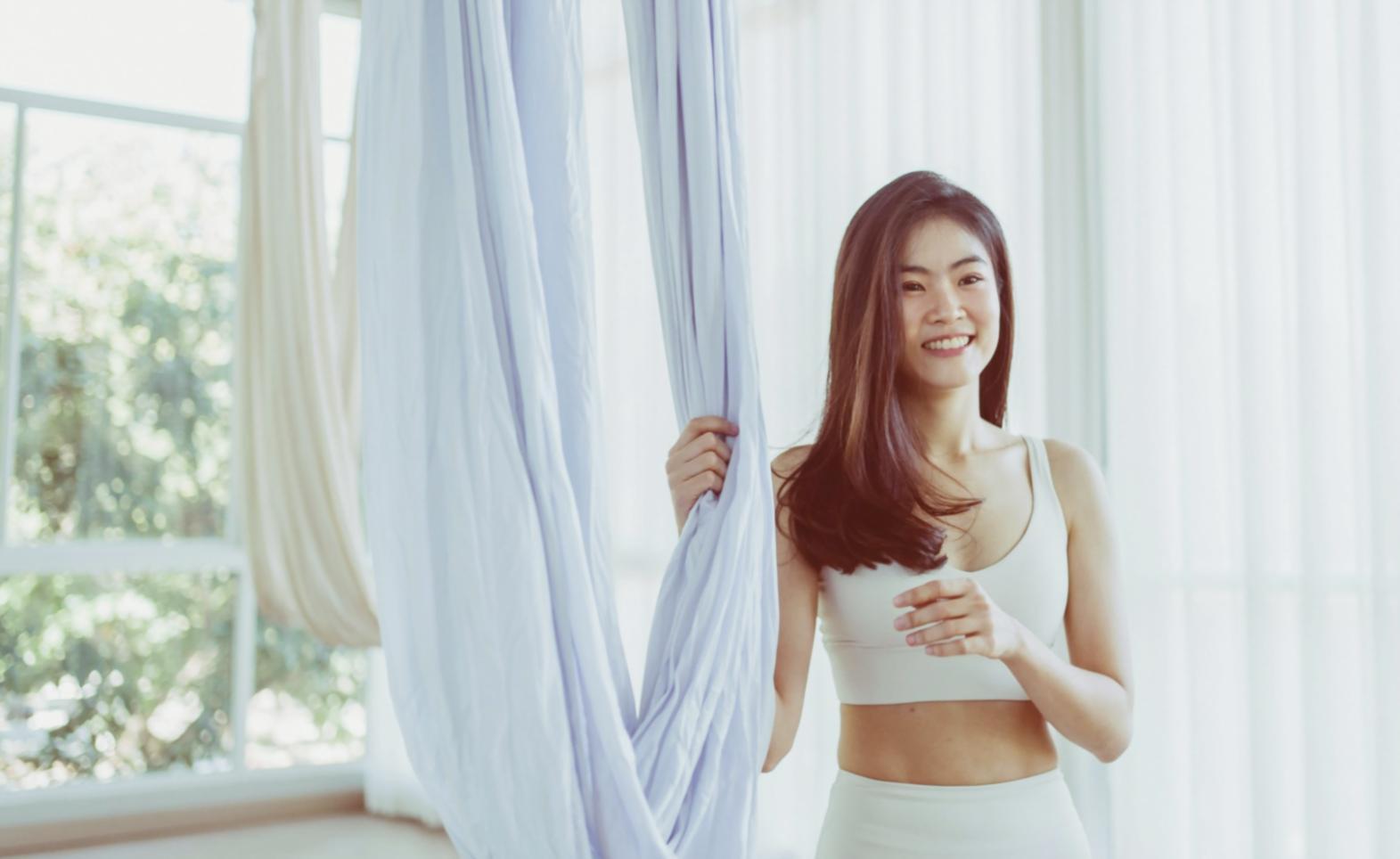 Студенти під час практики йоги в комфортній студії