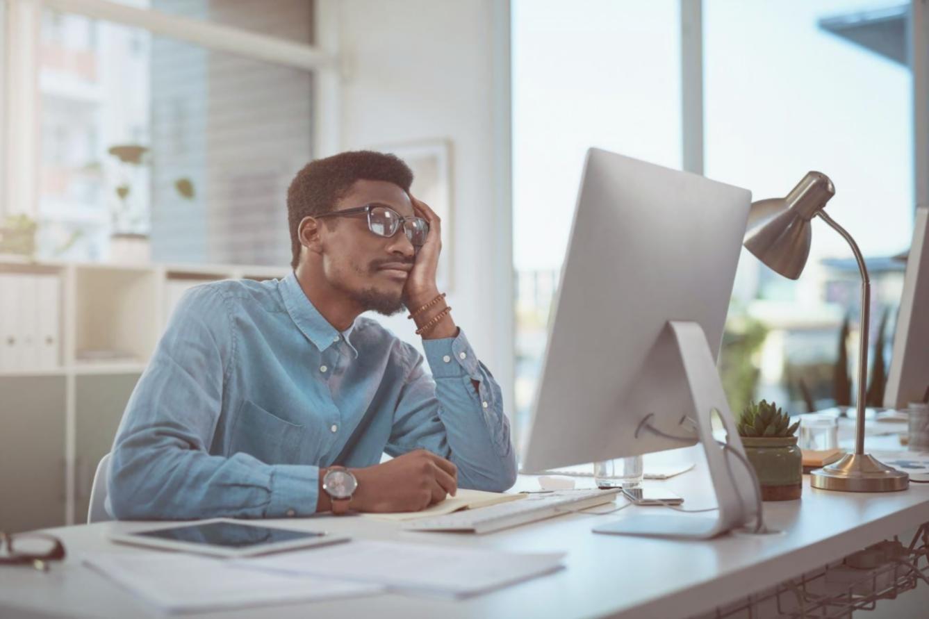 Інструктор допомагає студенту правильно виконати асану