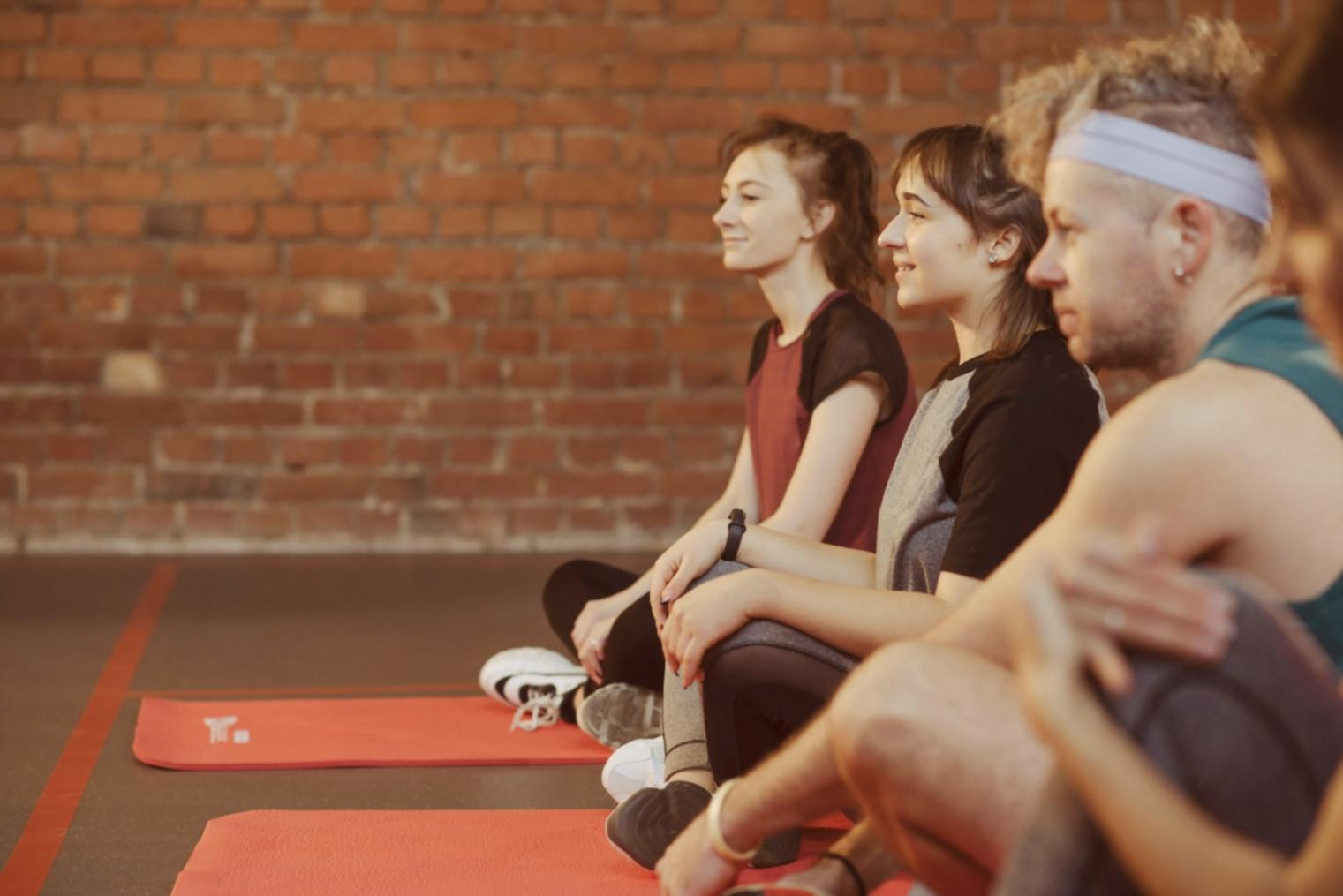 Професійний підхід до навчання йоги з акцентом на правильне вирівнювання та безпечну практику